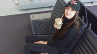Mikha Tambayong adalah sosok pecinta kopi yang akan menikmatinya sebelum melakukan aktivitas. Salah satunya ketika saat menunggu penerbangan di bandara sebelum pergi. Foto: Instagram/mikhatambayong