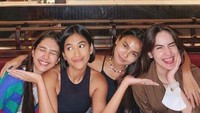 Ketika memiliki waktu luang, dirinya juga paling senang hangout bersama teman-teman. Lounge yang nyaman dan menyenangkan menjadi pilihan mereka untuk berkumpul. Foto: Instagram/mikhatambayong
