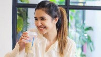 Pada sela-sela kesibukannya, Mikha Tambayong juga lebih memilih kafe untuk bersantai. Memesan segelas es kopi susu menjadi caranya untuk menyegarkan tubuh. Foto: Instagram/mikhatambayong