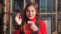 Hobi travelling, Mikha Tambayong pernah mengunjungi The Wizarding World of Harry Potter. Di sana dirinya tak lupa untuk mencicipi minuman butterbeer khas dunia Harry Potter. Foto: Instagram/mikhatambayong
