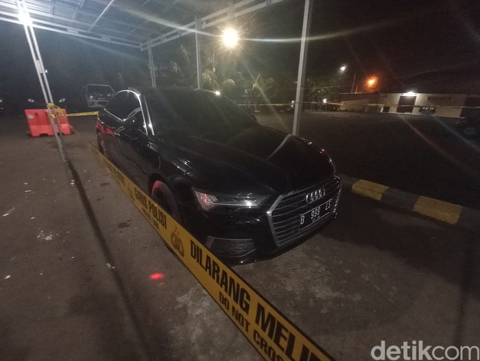 Mobil audi yang jadi penyebab kematian Selvi dalam kecelakaan di Jalan Raya Bandung-Cianjur.