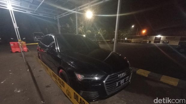 Mobil audi yang jadi penyebab kematian Selvi dalam kecelakaan di Jalan Raya Bandung-Cianjur.