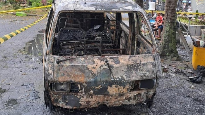 Mobil milik pedagang CFD yang terbakar di Alun-alun Kajen, Pekalongan, Minggu (29/1/2023).