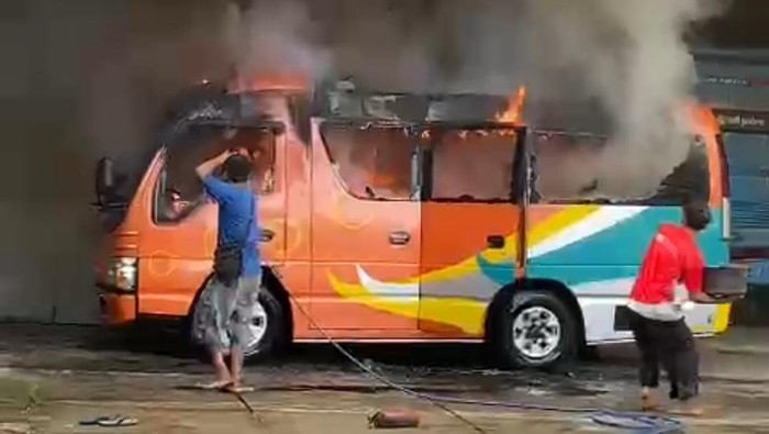 Mobil travel terbakar di Jatisrono, Wonogiri, Minggu (29/1/2023).