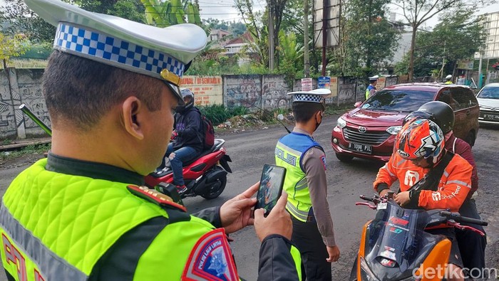Motor berknalpot bising ke Lembang, Kabupaten Bandung Barat, terjaring razia polisi, Minggu (29/1/2023).