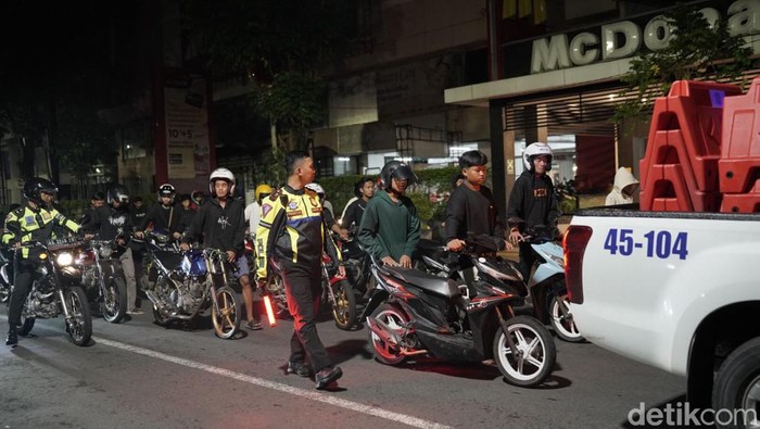 Motor dan pengendaranya yang terjaring razia knalpot brong di Kota Kediri