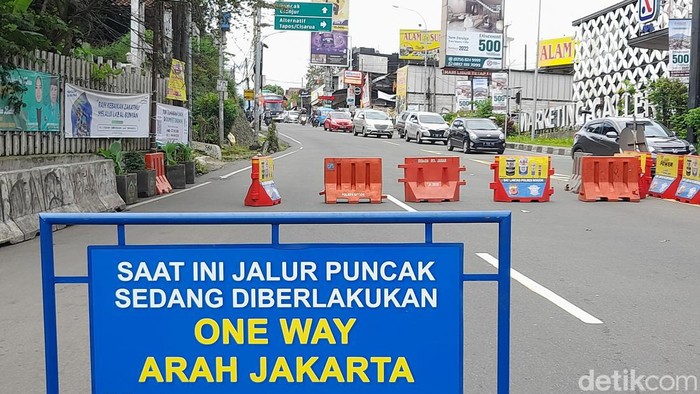One way arah Jakarta diberlakukan di kawasan Puncak, Minggu (29/1/2023). (Sholihin/detikcom)