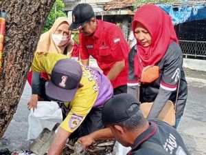 Antisipasi Banjir, Kader PDIP Surabaya Kerja Bakti Bersama Warga