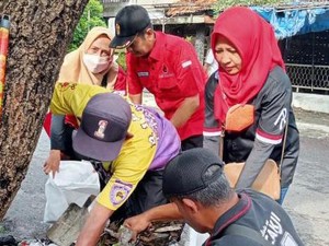 Antisipasi Banjir, Kader PDIP Surabaya Kerja Bakti Bersama Warga