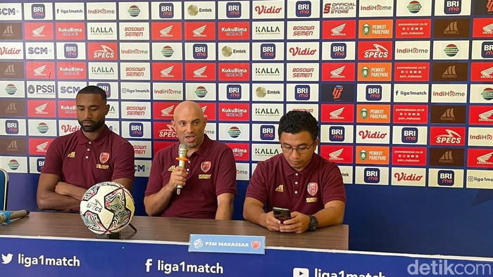 Pelatih PSM Makassar Bernardo Tavares dan pemain Yuran Fernandes