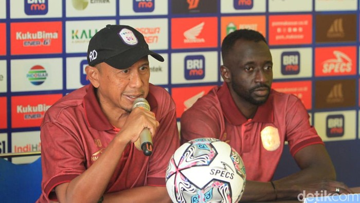 Pelatih Rans Nusantara FC Rahmad Darmawan dan pemain Makan Konate