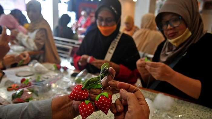 Sejumlah peserta menyelesaikan pembuatan gantungan kunci berbentuk buah stroberi di Cityplaza, Kota Bogor, Jawa Barat, Minggu (29/1/2023). Pelatihan membuat kerajinan tangan dari bahan kain flanel yang diselenggarakan Rumah Kreatif Coey secara gratis tersebut untuk memberikan keahlian serta keterampilan bagi peserta sehingga menghasilkan kerajinan yang memiliki nilai ekonomi. ANTARA FOTO/Arif Firmansyah/nym.
