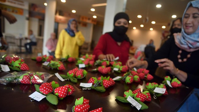 Sejumlah peserta menyelesaikan pembuatan gantungan kunci berbentuk buah stroberi di Cityplaza, Kota Bogor, Jawa Barat, Minggu (29/1/2023). Pelatihan membuat kerajinan tangan dari bahan kain flanel yang diselenggarakan Rumah Kreatif Coey secara gratis tersebut untuk memberikan keahlian serta keterampilan bagi peserta sehingga menghasilkan kerajinan yang memiliki nilai ekonomi. ANTARA FOTO/Arif Firmansyah/nym.