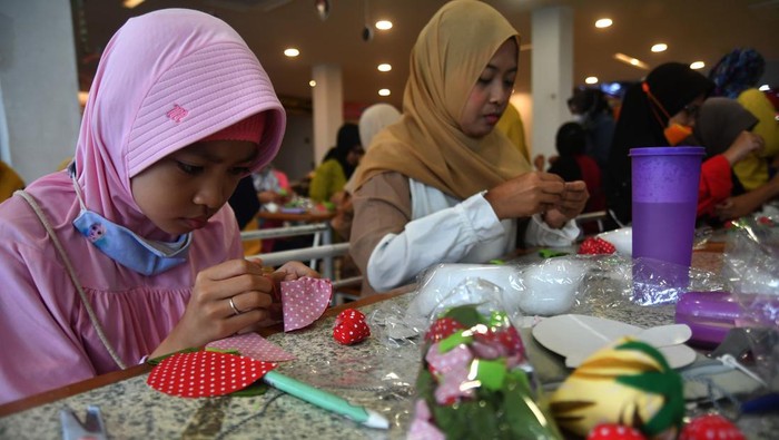 PELATIHAN MEMBUAT KERAJINAN TANGAN DI BOGOR Sejumlah peserta menyelesaikan pembuatan gantungan kunci berbentuk buah stroberi di Cityplaza, Kota Bogor, Jawa Barat, Minggu (29/1/2023). Pelatihan membuat kerajinan tangan dari bahan kain flanel yang diselenggarakan Rumah Kreatif Coey secara gratis tersebut untuk memberikan keahlian serta keterampilan bagi peserta sehingga menghasilkan kerajinan yang memiliki nilai ekonomi. ANTARA FOTO/Arif Firmansyah/nym.