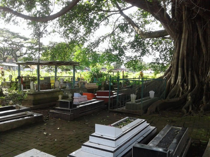 Area makam lama Gadang di Jl. Gadang Gg. VI. Di bawah pohon beringin sisi timur merupakan situs bangunan suci candi