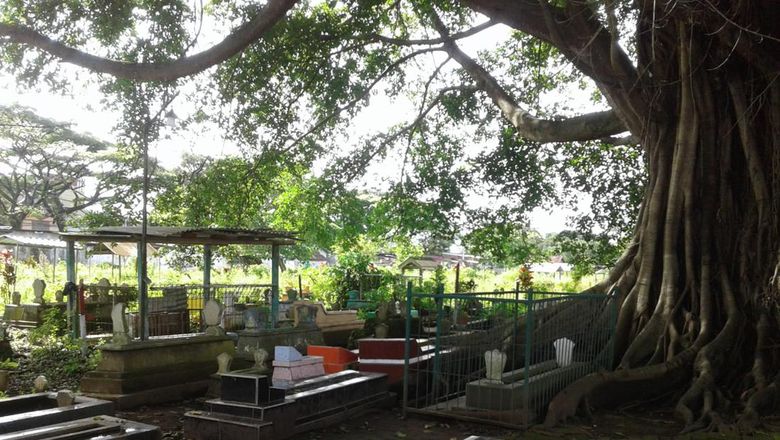 Area makam lama Gadang di Jl. Gadang Gg. VI. Di bawah pohon beringin sisi timur merupakan situs bangunan suci candi