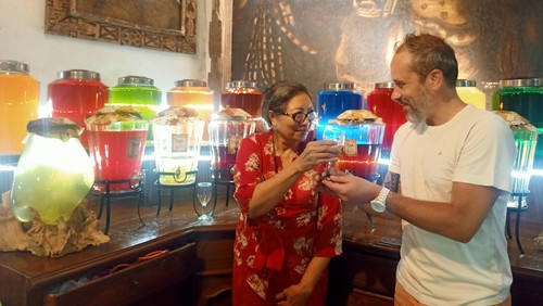 Pemilik Iwak Arumery Ida Ayu Puspa Eny (65) di Jalan Marlboro No.41 Denpasar, Bali, Sabtu (28/1/2023).