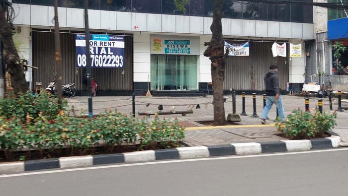 Pasokan ruang kantor di Jakarta tidak berimbang dengan tingkat keterisiannya. Akibatnya, beberapa kantor maupun rumah toko (ruko) banyak yang dijual maupun disewakan.
