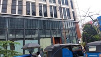 Bergeser ke Jl. Melawai Raya, banyak juga gedung-gedung yang dijual. Padahal, akses di kawasan tersebut cukup strategis karena terletak di pinggir jalan raya dan dekat dengan stasiun MRT Blok M. Kondisi tak jauh berbeda dengan beberapa gedung yang berada di kawasan Jl. Wolter Monginsidi hingga Jl. Kapten Tendean. Walaupun gedung-gedung terletak di pinggir jalan dan dilewati oleh transportasi umum seperti TransJakarta, nyatanya masih ada beberapa gedung yang tampak kosong dan dijual.