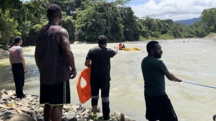 Pencarian empat anggota TNI dan Polri yang hilang di Sungai Digoel, Pegunungan Bintang gegara jembatan gantung putus.