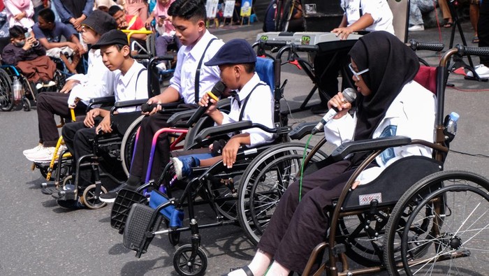 Siswa Yayasan Pembinaan Anak Cacat (YPAC) Solo bernyanyi dalam pentas musik saat kegiatan Hari Bebas Kendaraan Bermotor atau 