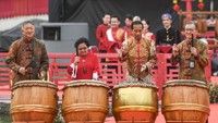Presiden Joko Widodo (kedua kanan) bersama Presiden ke-5 Megawati Soekarnoputri (kedua kiri), Ketua Pelaksana Perayaan Imlek Nasional 2023 Franky Oesman Widjaja (kanan), dan Wakil Ketua Yayasan Buddha Tzu Chi Indonesia Sugianto Kusuma (kiri) menabuh gendang saat membuka Perayaan Imlek Nasional 2023 di Lapangan Banteng, Jakarta, Minggu (29/1/2023).