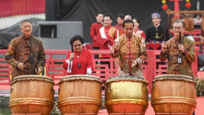 PERAYAAN IMLEK NASIONAL 2023 Presiden Joko Widodo (tengah) didampingi Ketua Pelaksana Perayaan Imlek Nasional 2023 Franky Oesman Widjaja (kedua kiri) dan Wakil Ketua Yayasan Buddha Tzu Chi Indonesia Sugianto Kusuma (kedua kanan) menghadiri Perayaan Imlek Nasional 2023 di Lapangan Banteng, Jakarta, Minggu (29/1/2023). Perayaan Imlek Nasional 2023 mengusung tema