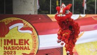 Tim Barongsai Kong Ha Hong Tampil pada Perayaan Imlek Nasional 2023 di Lapangan Banteng, Jakarta, Minggu (29/1/2023).