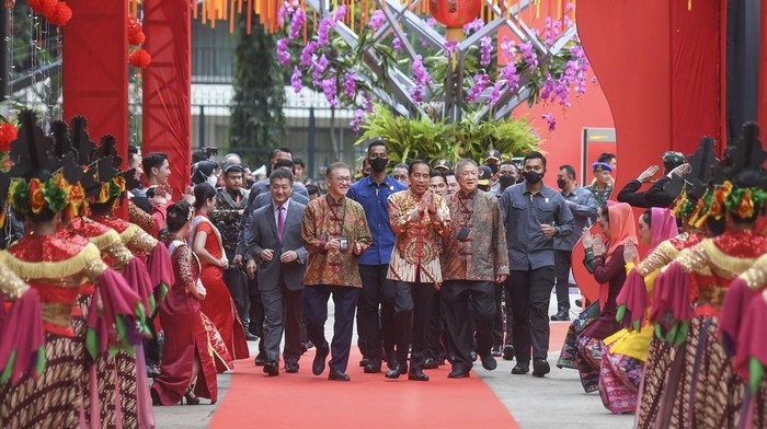 Presiden Joko Widodo (tengah) didampingi Ketua Pelaksana Perayaan Imlek Nasional 2023 Franky Oesman Widjaja (kedua kiri) dan Wakil Ketua Yayasan Buddha Tzu Chi Indonesia Sugianto Kusuma (kedua kanan) menghadiri Perayaan Imlek Nasional 2023 di Lapangan Banteng, Jakarta, Minggu (29/1/2023). Perayaan Imlek Nasional 2023 mengusung tema 