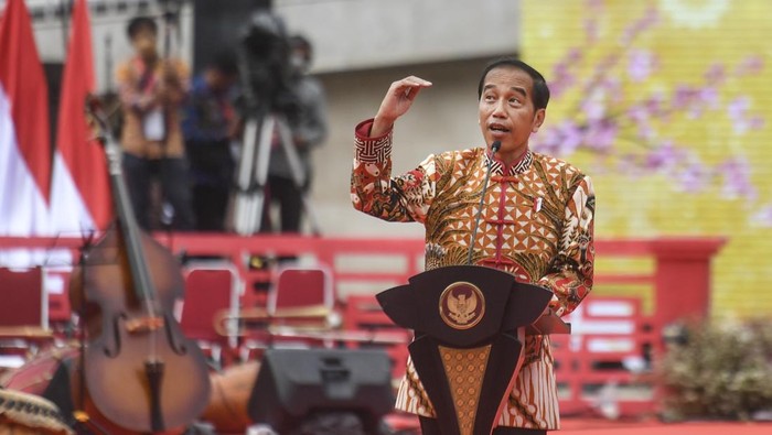 PERAYAAN IMLEK NASIONAL 2023 Presiden Joko Widodo (tengah) didampingi Ketua Pelaksana Perayaan Imlek Nasional 2023 Franky Oesman Widjaja (kedua kiri) dan Wakil Ketua Yayasan Buddha Tzu Chi Indonesia Sugianto Kusuma (kedua kanan) menghadiri Perayaan Imlek Nasional 2023 di Lapangan Banteng, Jakarta, Minggu (29/1/2023). Perayaan Imlek Nasional 2023 mengusung tema