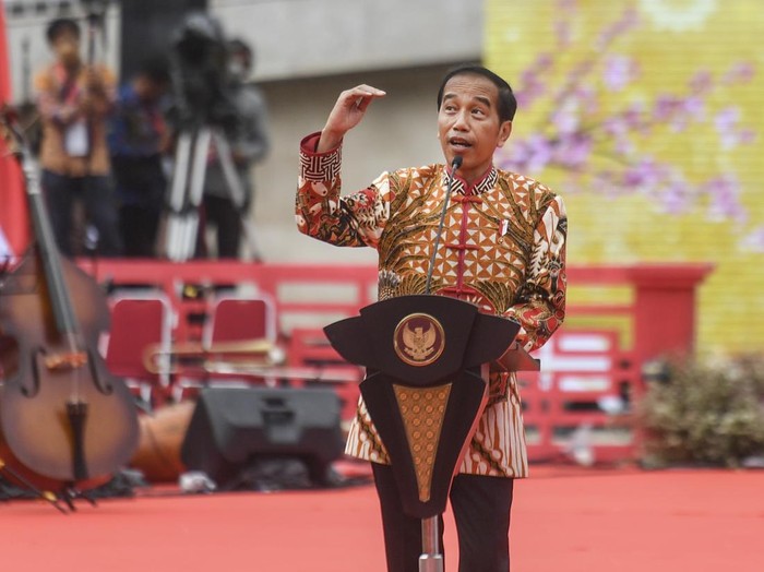 Presiden Joko Widodo (tengah) didampingi Ketua Pelaksana Perayaan Imlek Nasional 2023 Franky Oesman Widjaja (kedua kiri) dan Wakil Ketua Yayasan Buddha Tzu Chi Indonesia Sugianto Kusuma (kedua kanan) menghadiri Perayaan Imlek Nasional 2023 di Lapangan Banteng, Jakarta, Minggu (29/1/2023). Perayaan Imlek Nasional 2023 mengusung tema Bersyukur, Bangkit, dan Maju Bersama. ANTARA FOTO/Hafidz Mubarak A/tom.