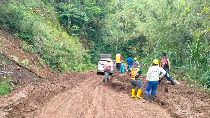 Petugas dari Dinas PUPR Provinsi Bali melakukan penanganan longsor yang menutupi akses jalan raya provinsi di Dusun Daya, Desa Ban, Kecamatan Kubu, Kabupaten Karangasem, Minggu (29/1/2023). (Foto: istimewa)