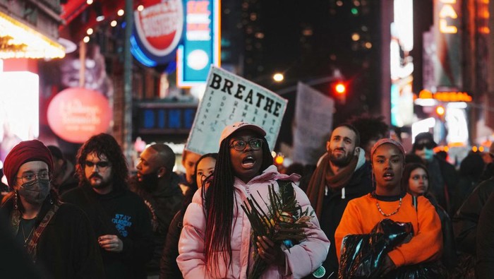 Polisi Pukul Pria Kulit Hitam, Ribuan Orang Turun ke Jalan di New York People take part in a protest following the release of a video showing police officers beating Tyre Nichols, the young Black man who died three days after he was pulled over while driving during a traffic stop by Memphis police officers, in New York, U.S., January 28, 2023. REUTERS/Jeenah Moon