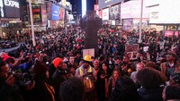 Ribuan orang berdemo di New York, AS, sejak Jumat malam, (27/1/2023), hingga Sabtu pagi hari waktu setempat.