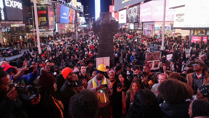 People take part in a protest following the release of a video showing police officers beating Tyre Nichols, the young Black man who died three days after he was pulled over while driving during a traffic stop by Memphis police officers, in New York, U.S., January 28, 2023. REUTERS/Jeenah Moon