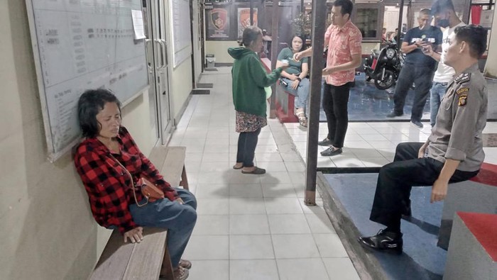 Terduga pelaku penculikan anak (baju merah) di Pontianak, Kalimantan Barat (Kalbar) diamankan pihak kepolisian.