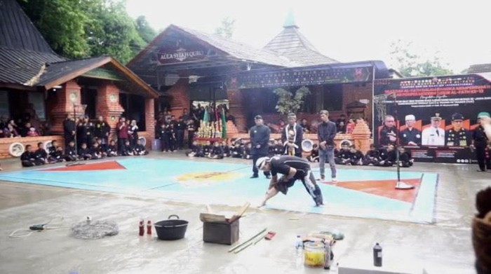 Potongan video aksi debus diwarnai insiden berdarah di Sukabumi/Istimewa