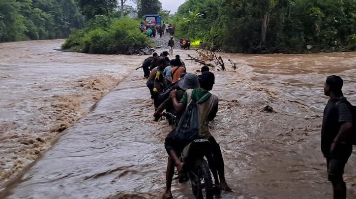 Potret warga yang hendak melintas di salah satu sungai di Kecamatan Orong Telu, Kabupaten Sumbawa, NTB, Sabtu (28/1/2023).
