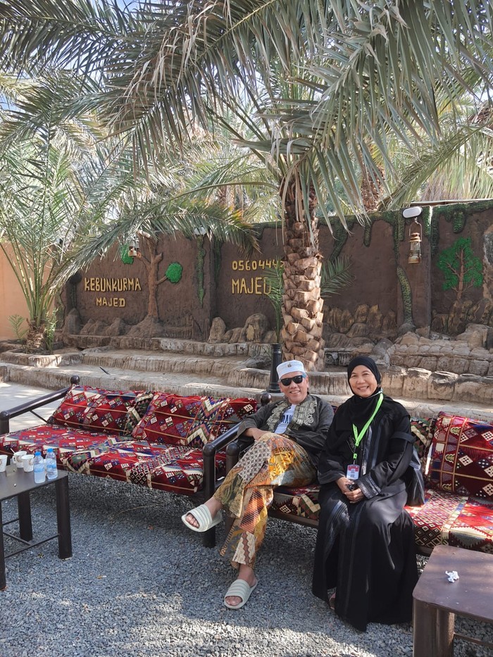 Prof Tjandra dan istri saat berkunjung ke kebun kurma di Arab Saudi.
