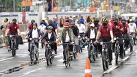 Jokowi bersepeda dari Istana Negara untuk mengikuti acara kick off keketuaan Indonesia dalam ASEAN 2023 di Bundaran Hotel Indonesia (HI), Jakarta.