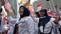 Parade ini berlangsung meriah dan diikuti ratusan orang.