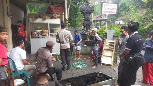Ruko milik I Gede Subrata yang ada di Banjar Dinas Geriana Kangin, Desa Duda Utara, Kecamatan Selat, Karangasem terbakar pada Minggu (29/1/2023). (istimewa)