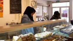 9 Seleb Indonesia Kerja di Luar Negeri, Jadi Tukang Las-Antar Makanan