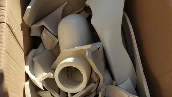Sudah senang karena bisa membeli toilet cukup mahal. Eh ketika sampai malah hancur seperti ini. Foto: (Bored Panda).
