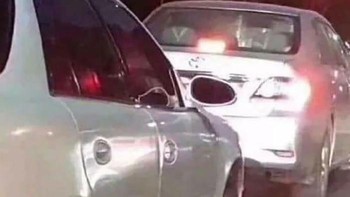 Itu kalau ada polisi tidur gimana ya nasib ponselnya? Foto: (Bored Panda).