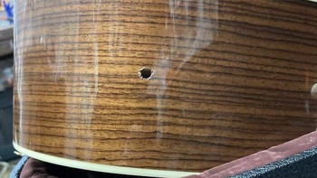 Lupa memindahkan gitar, aktivitas mengebor tembok pun memakan korban. Foto: (Bored Panda).