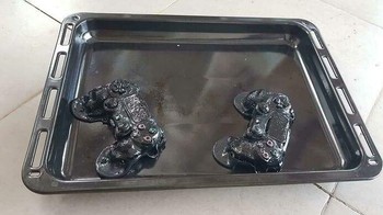 Jadi ceritanya suaminya menyembunyikan pengontrol PS4 di oven, supaya anaknya mau tidur. Tapi suaminya lupa kasih tau istri, sampai akhirnya pada pagi hari oven di dinyalakan. Foto: (Bored Panda).