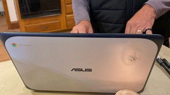 Mungkin niatnya mau estetik, tapi lilinnya malah merusak bodi laptop. Foto: (Bored Panda).