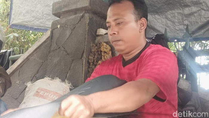 Santoso penyedia jasa servis jok motor di Bandung. (Foto: Rifat Alhamidi/detikJabar)
