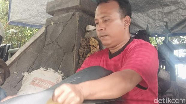 Santoso penyedia jasa servis jok motor di Bandung. (Foto: Rifat Alhamidi/detikJabar)